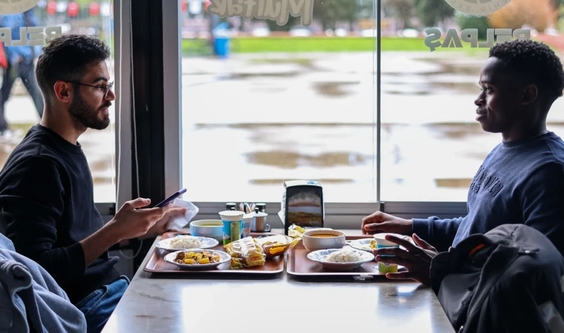 Sakarya Büyükşehir Belediye Başkanı Yusuf Alemdar’ın üniversiteli öğrencilere müjdesini verdiği,