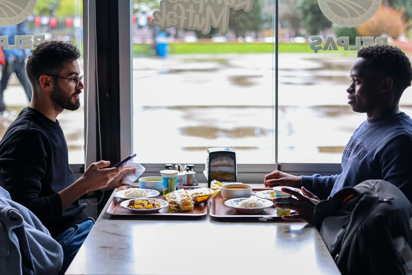 Sakarya Büyükşehir Belediye Başkanı Yusuf Alemdar’ın üniversiteli öğrencilere müjdesini verdiği,