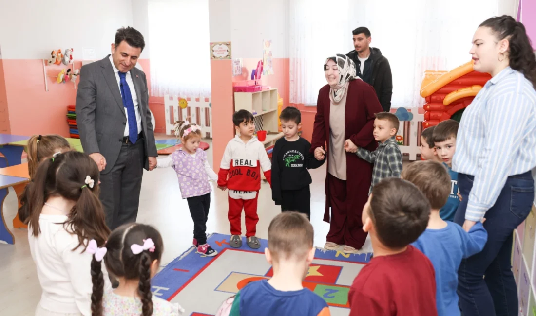 Bilecik Valisi Şefik Aygöl, Bilecik Anaokulu’na yaptığı ziyarette, minik öğrencilerle