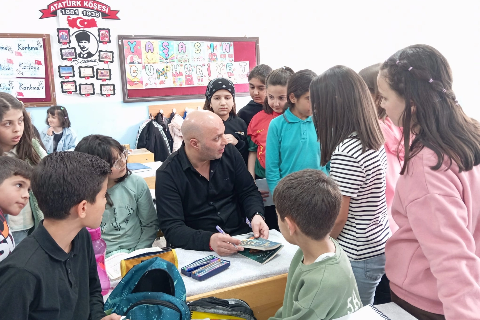 Van’ın Edremit ilçesindeki Erdemkent İlk ve Ortaokulu, Yazar Yetkin Albert’in