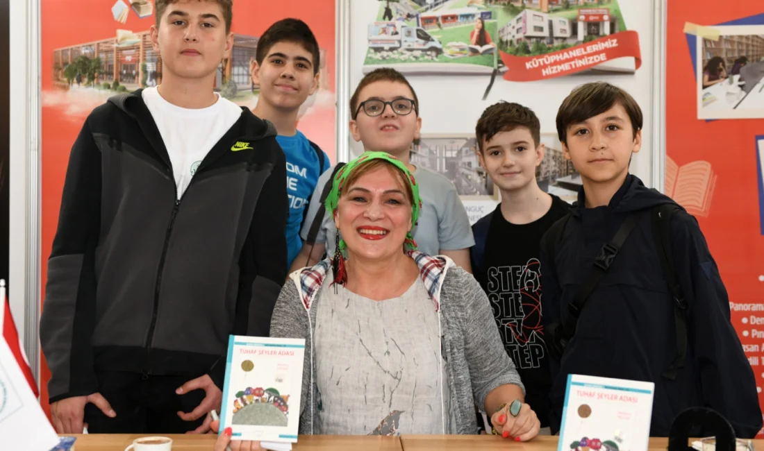 Bursa Osmangazi Belediyesi tarafından düzenlenen imza günü etkinliğine katılan yazar