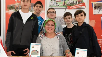 Bursa Osmangazi Belediyesi tarafından düzenlenen imza günü etkinliğine katılan yazar