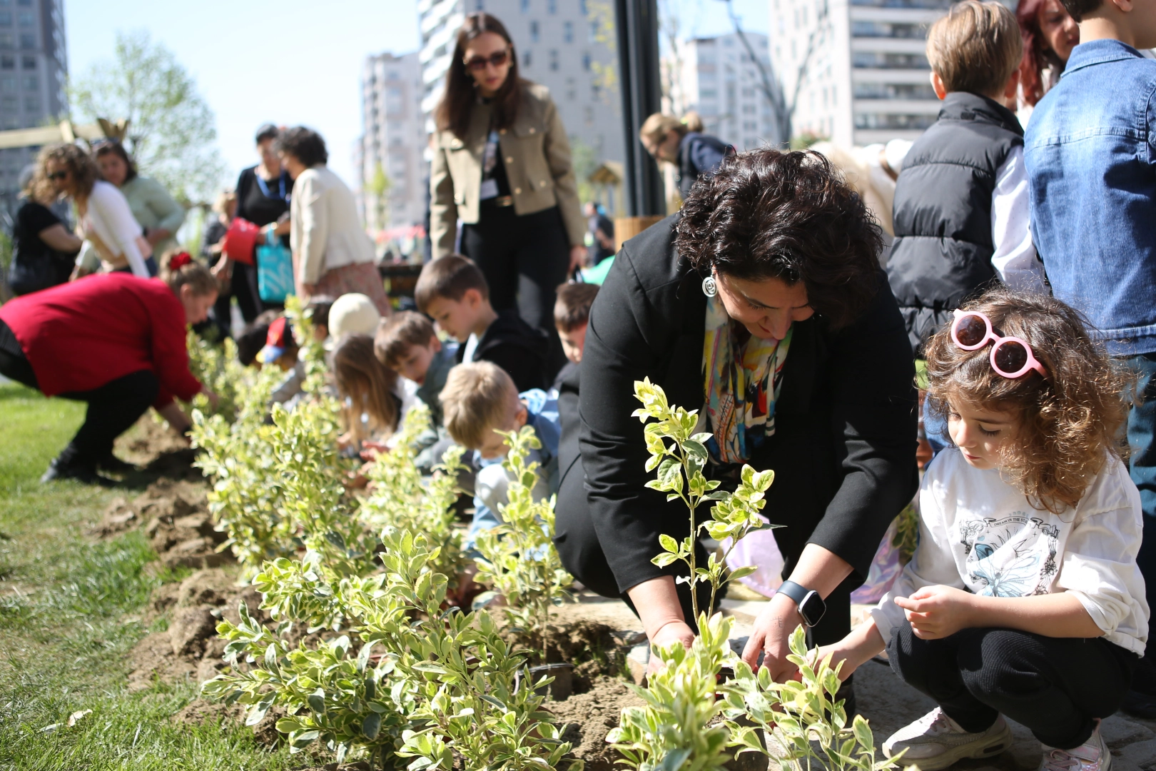 Bursa Nilüfer Belediyesi’nin kente yeni kazandırdığı 23 Nisan Parkı’nın bitkilerini,