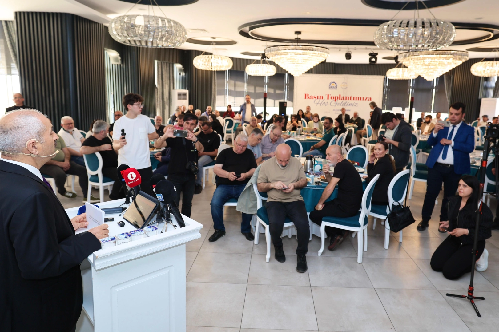 Kocaeli’de Gebze Belediye Başkanı Zinnur Büyükgöz, bölge basınıyla bir araya