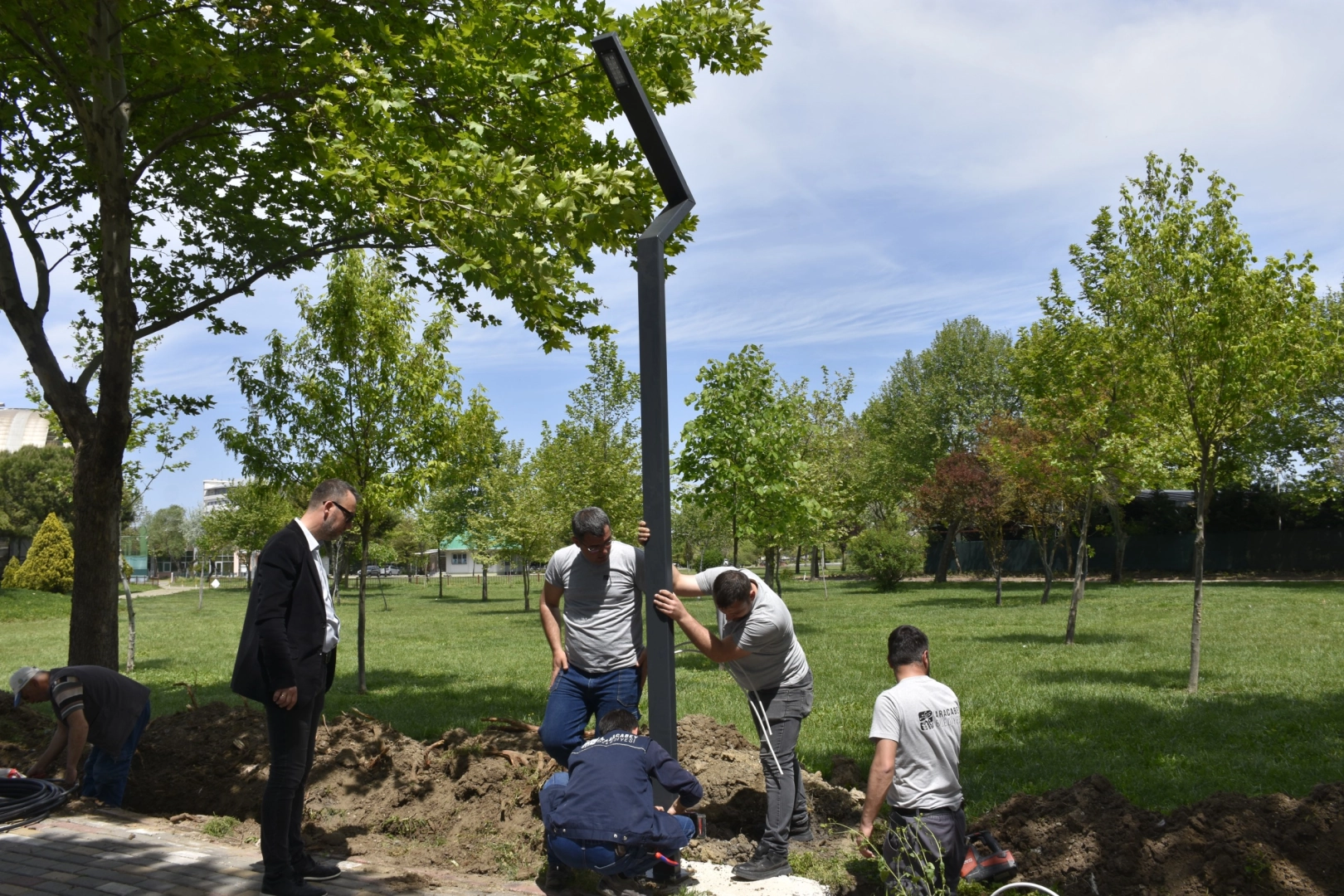 Bursa’da Karacabey Belediyesi, Atatürk Kültür Parkı’nda vatandaş talepleriyle başlayan aydınlatma