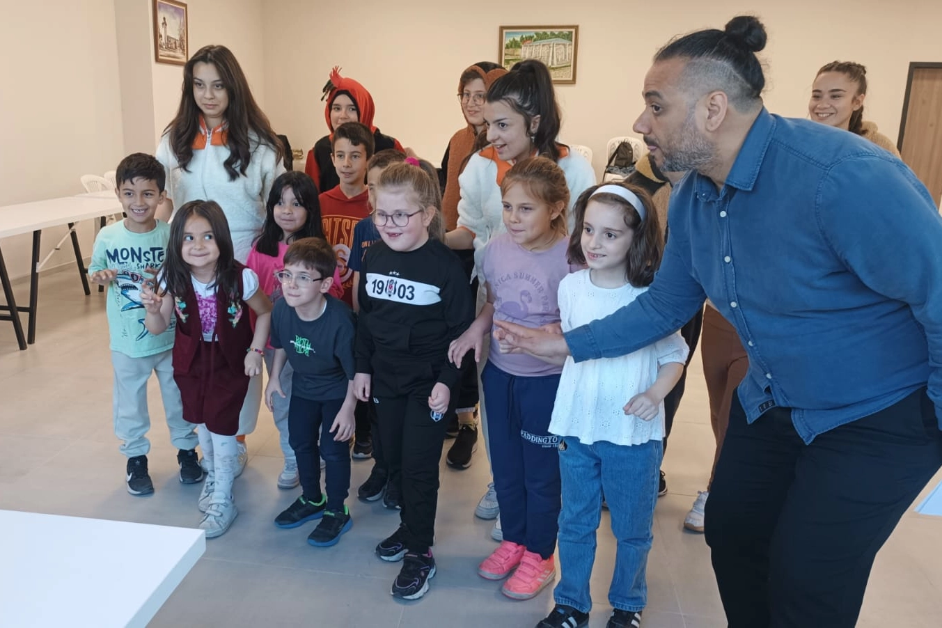 Bursa’da Karacabey Belediyesi’nin Ergün Koç Kültür Merkezi’nde düzenlediği Bilmeceli Okuma