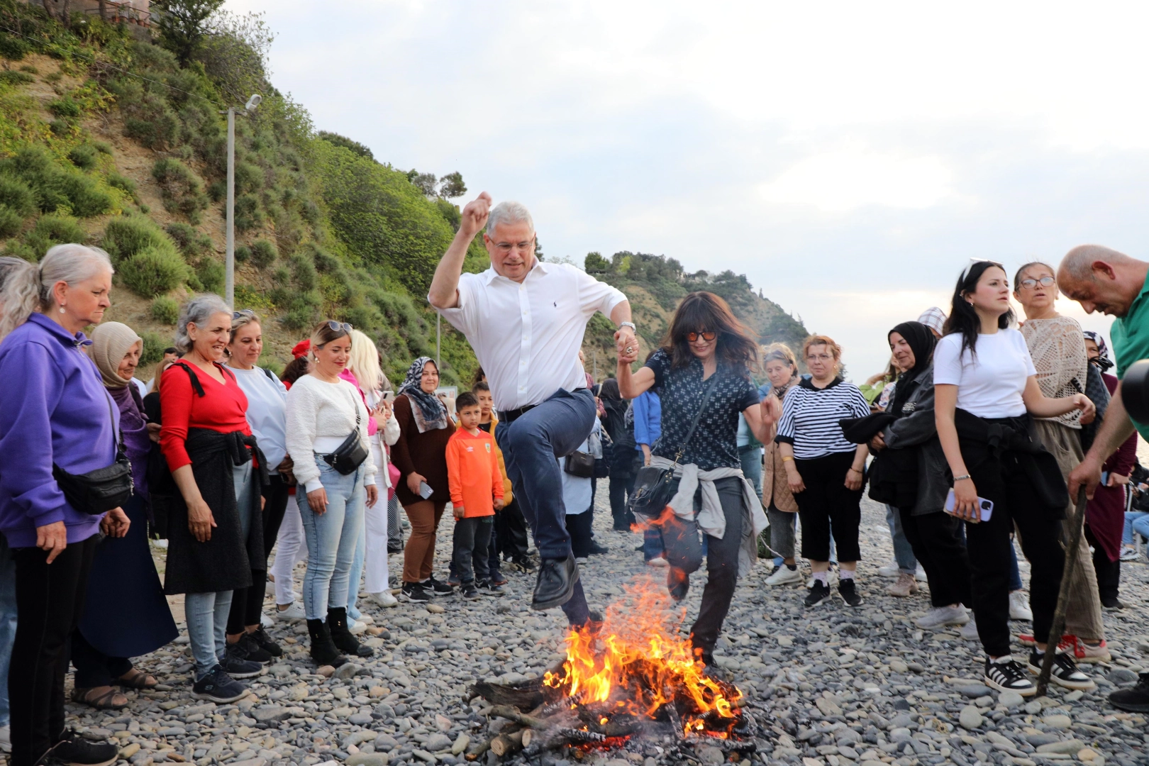 Bursa’nın Mudanya ilçesi Tirilye Mahallesi’nde düzenlenen Hıdırellez Şenlikleri, baharın gelişini