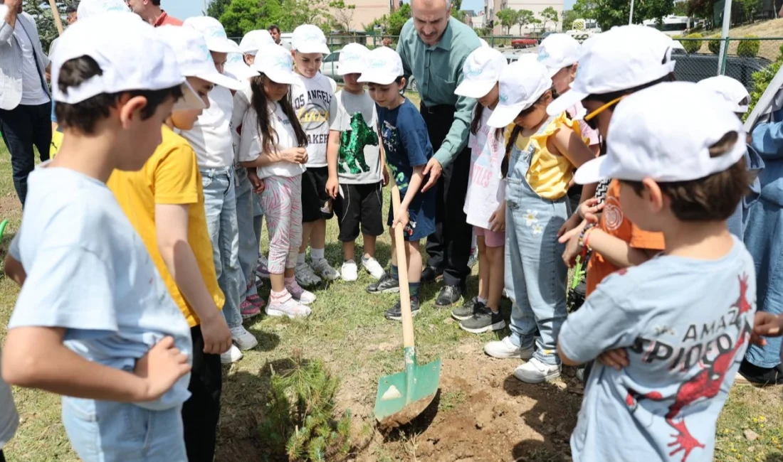Çayırova Belediye Başkanı Bünyamin Çiftçi, Mehmet Akif İlkokulu’nda eğitim gören