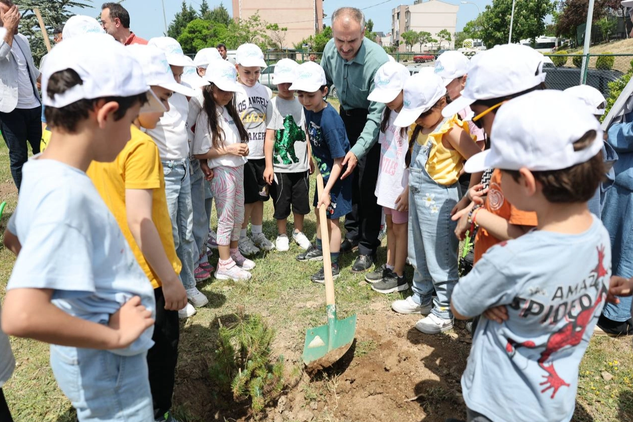 Çayırova Belediye Başkanı Bünyamin Çiftçi, Mehmet Akif İlkokulu’nda eğitim gören