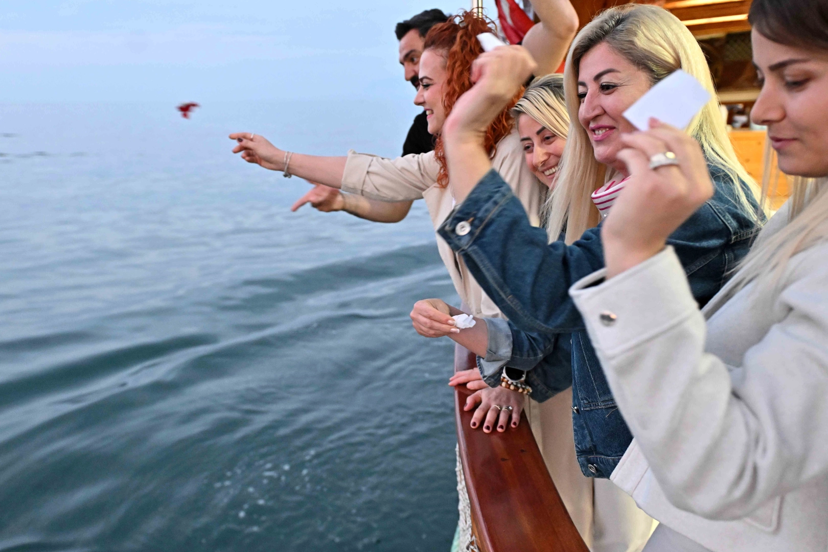 Antalya’da baharın müjdecisi Hıdırellez, Muratpaşa Belediyesi’nin düzenlediği özel etkinlikle karşılandı.