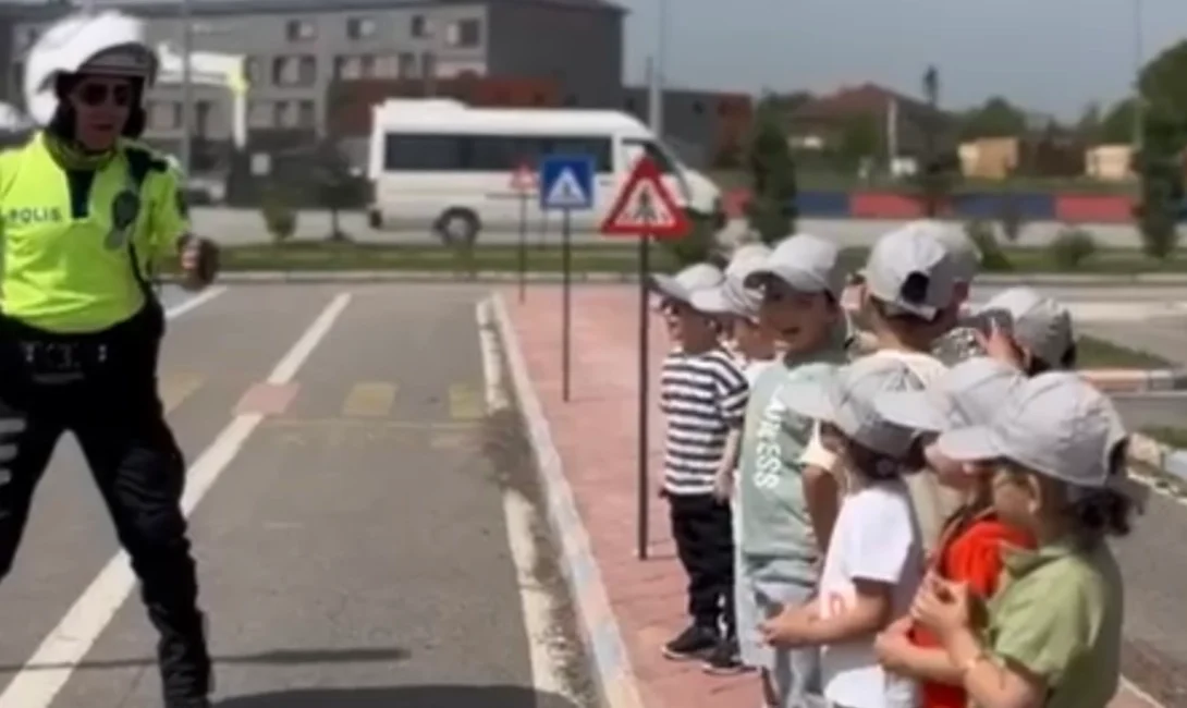 Düzce’de trafik polisleri, çocuklara yönelik eğlenceli ve öğretici bir eğitim