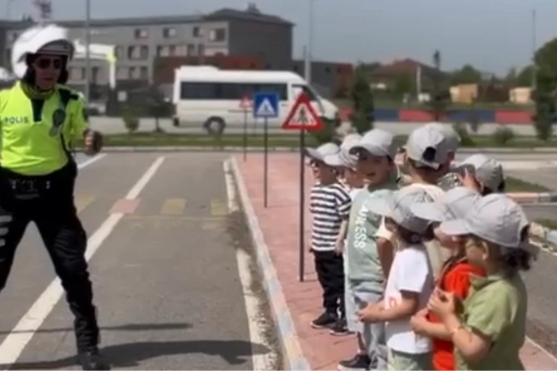 Düzce’de trafik polisleri, çocuklara yönelik eğlenceli ve öğretici bir eğitim