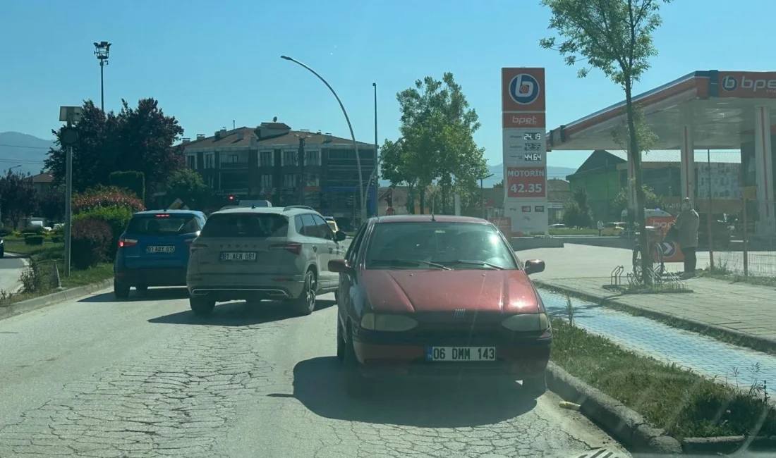 Düzce’de ters yönde ilerleyen otomobil, trafiği tehlikeye soktu. Uyarılara aldırış