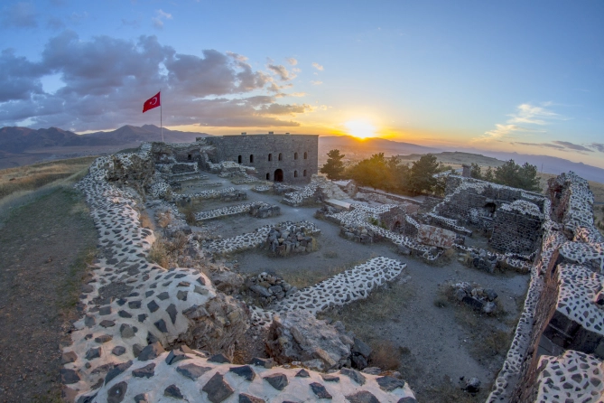 Erzurum Büyükşehir Belediye Başkanı Mehmet Sekmen, Erzurum’da Doğu Cephesi Tarihi