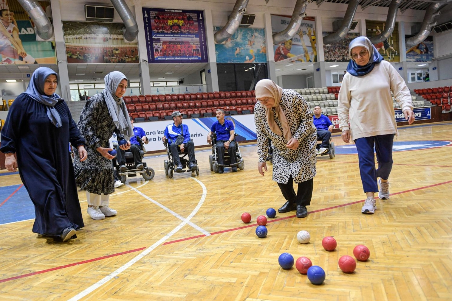 İzmir Büyükşehir Belediyesi’nin boccia takımı, başarılarını fedakâr annelerin desteğiyle taçlandırıyor.