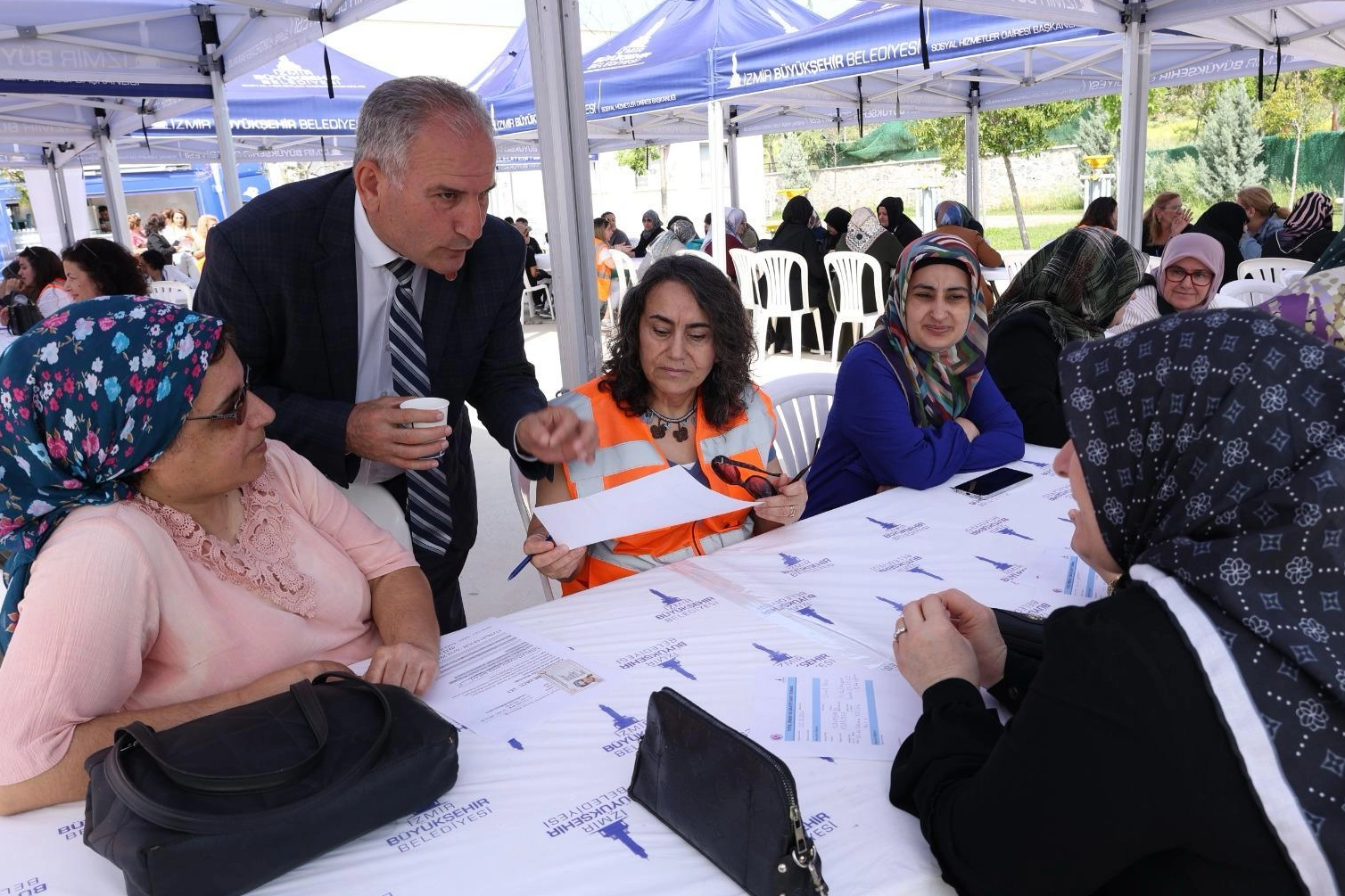 İzmirli kadınlar, İzmir Büyükşehir Belediyesi tarafından başlatılan “Sıcak Çaylar, Güçlü