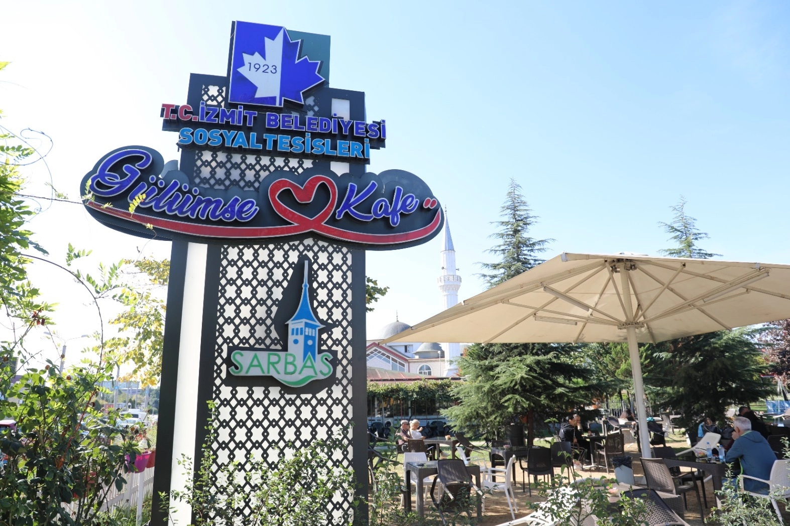 İzmit Belediyesi, ‘Gülümse Kafe’ler hakkındaki iddiaları yalanlayarak, “Herkesin kullanımına açık,