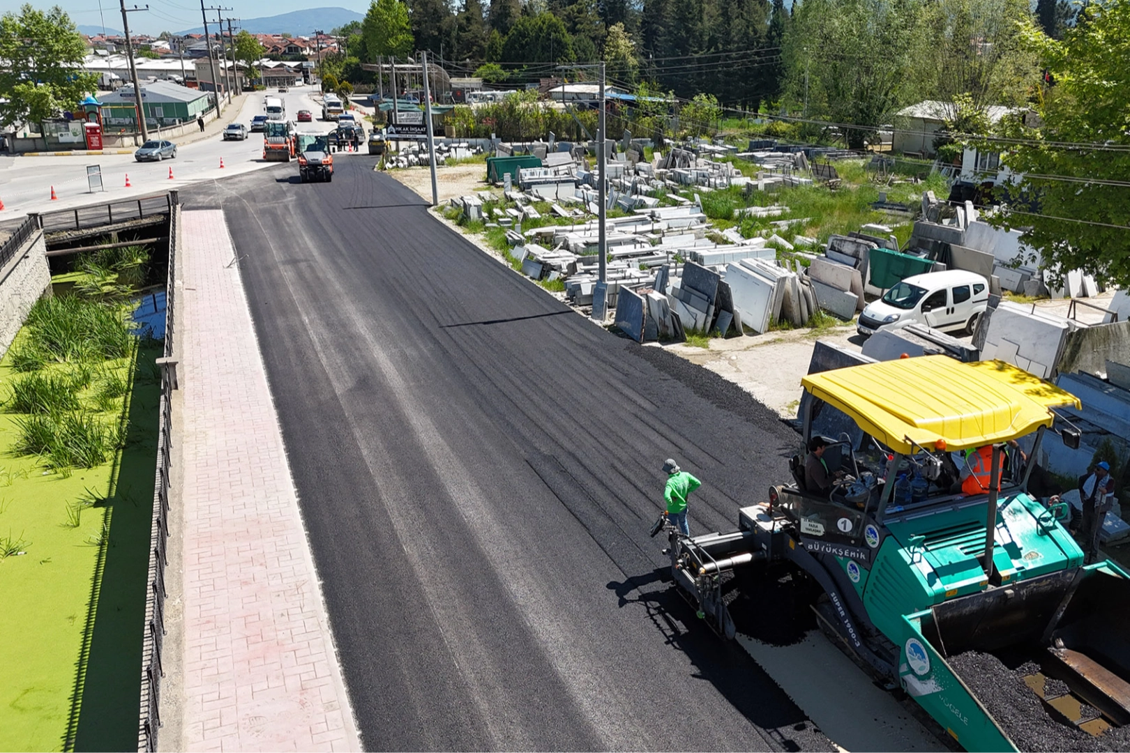 Sakarya Büyükşehir Belediyesi asfalt sezonunu Akyazı’da açtı. Karacasu Deresi Rekreasyon