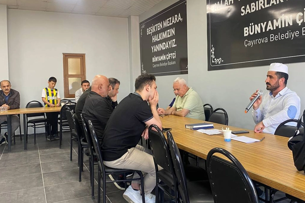 Kocaeli’de Çayırova Belediyesi, ilçede vefat edenlerin yıldönümünde Kur’an-ı Kerim tilaveti