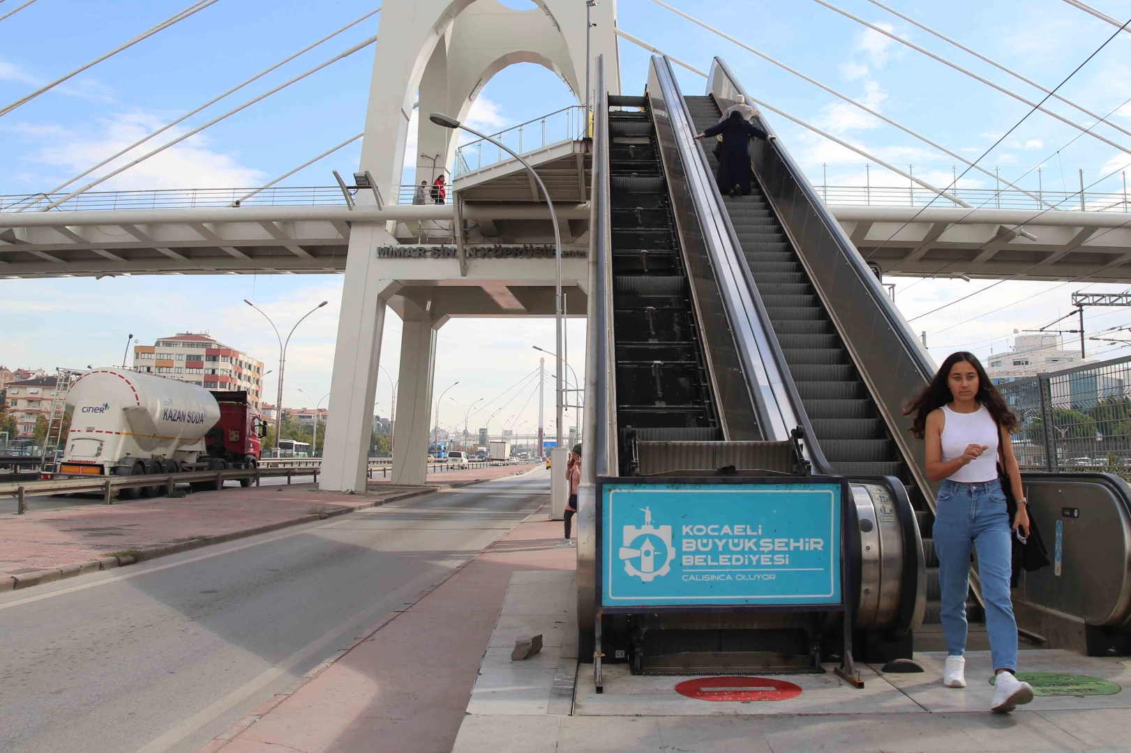 Kocaeli Büyükşehir ekipleri, bir hafta boyunca şehrin çeşitli noktalarındaki yürüyen