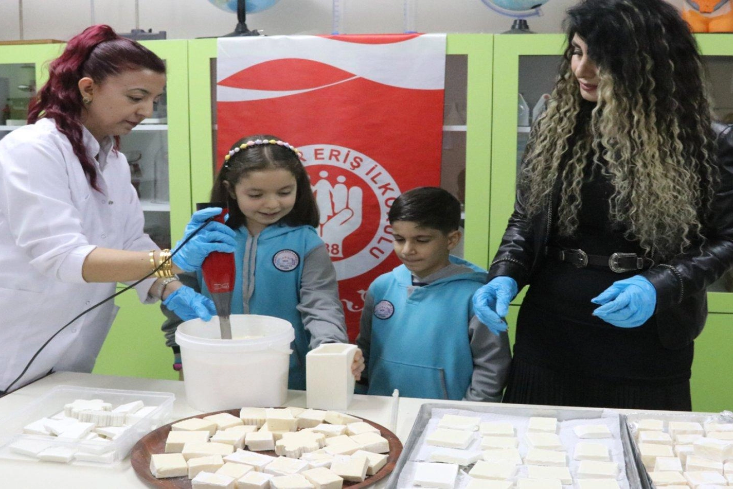 Malatya’da ilkokul öğrencileri, atık yağlardan sabun üreterek hem bilimsel çalışmalara