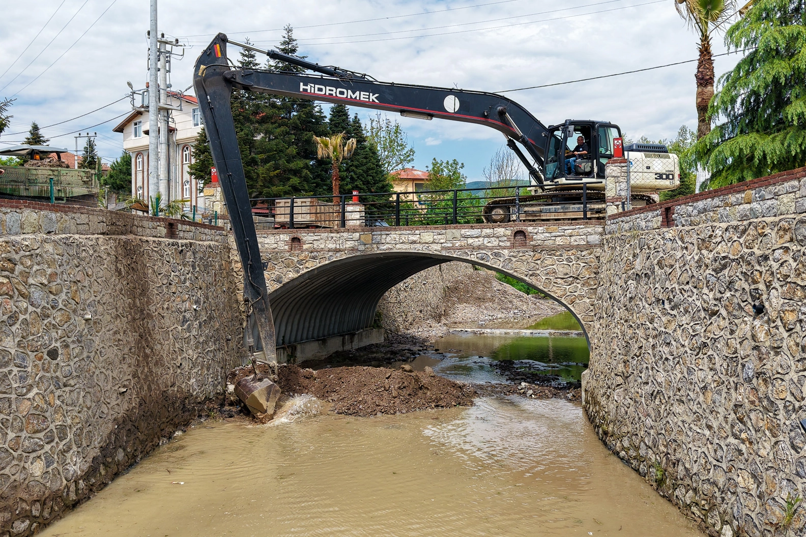 Sakarya SASKİ, sıcakların artmasıyla birlikte dere ıslah çalışmalarını hızlandırdı. Bu