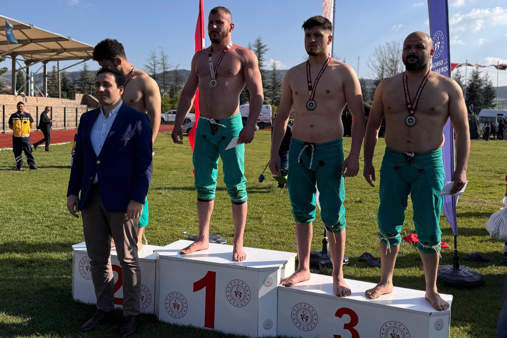 Bilecik’te düzenlenen ve 250 sporcunun katıldığı Karakucak Güreş Festivali’nde Büyükşehirli