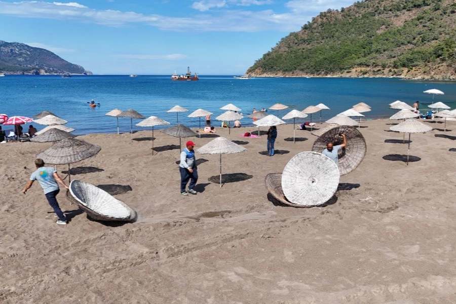Antalya’da Kumluca Belediyesi, turizm bölgelerinde yol bakımından çevre düzenlemesine kadar