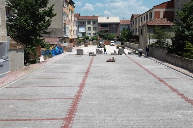 Bursa İnegöl Belediyesi, artan araç sayısına bağlı olarak mahallelerde yaşanan