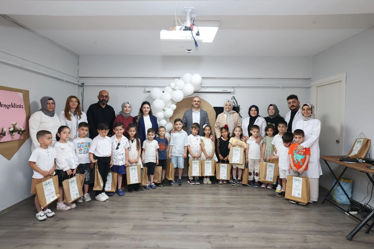 Kocaeli Çayırova Belediyesi’nin çocuk kulüplerinde eğitim gören Çayırovalı minikler, bugün karnelerine