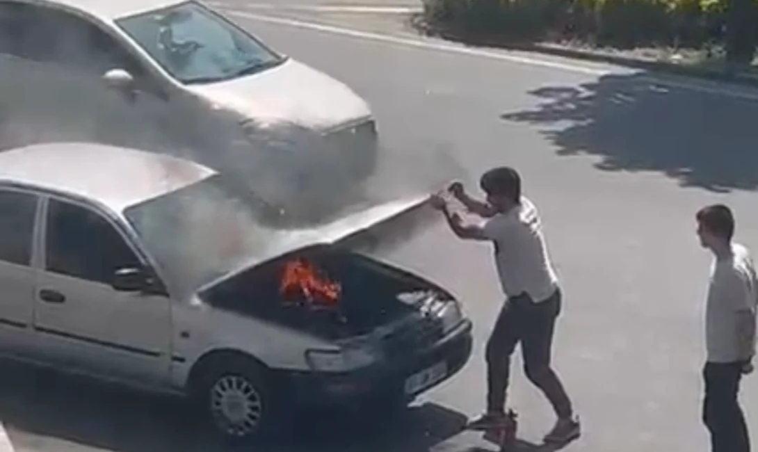 Düzce’nin Kültür Mahallesi’nde bir otomobilde çıkan yangın, servis şoförünün hızlı