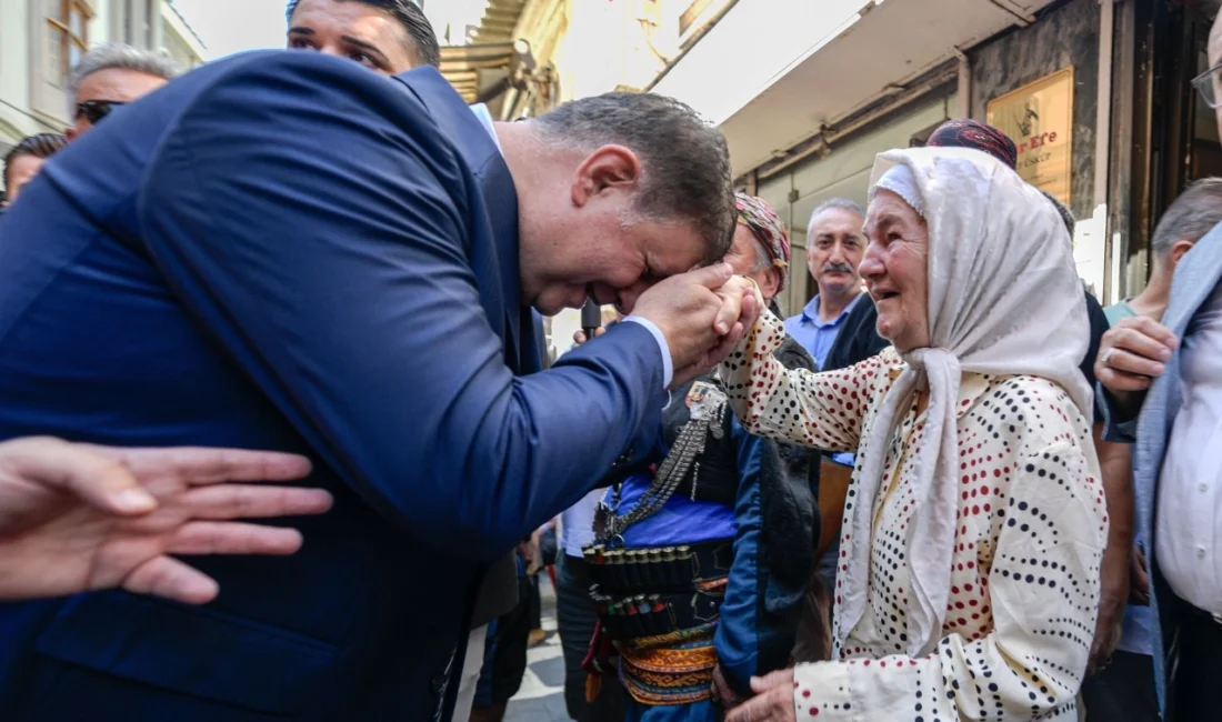 İzmir Büyükşehir Belediyesi, sosyal belediyecilik anlayışıyla dağıttığı gıda kolilerine ek
