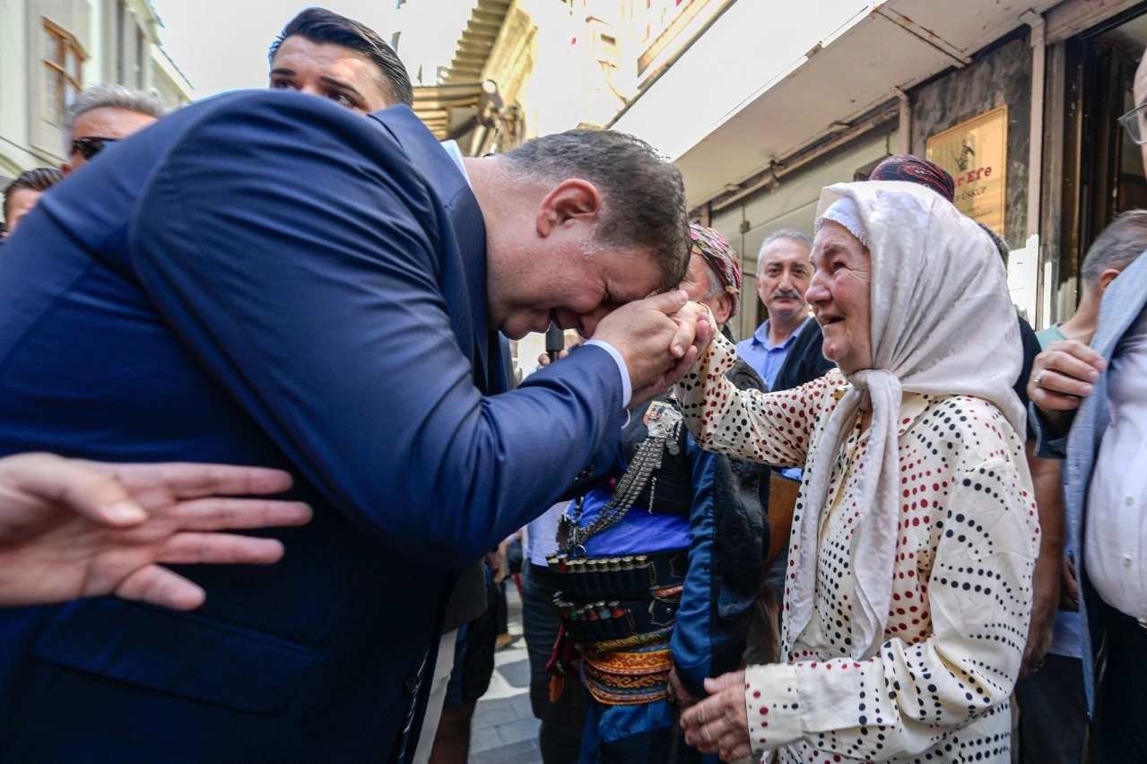 İzmir Büyükşehir Belediyesi, sosyal belediyecilik anlayışıyla dağıttığı gıda kolilerine ek