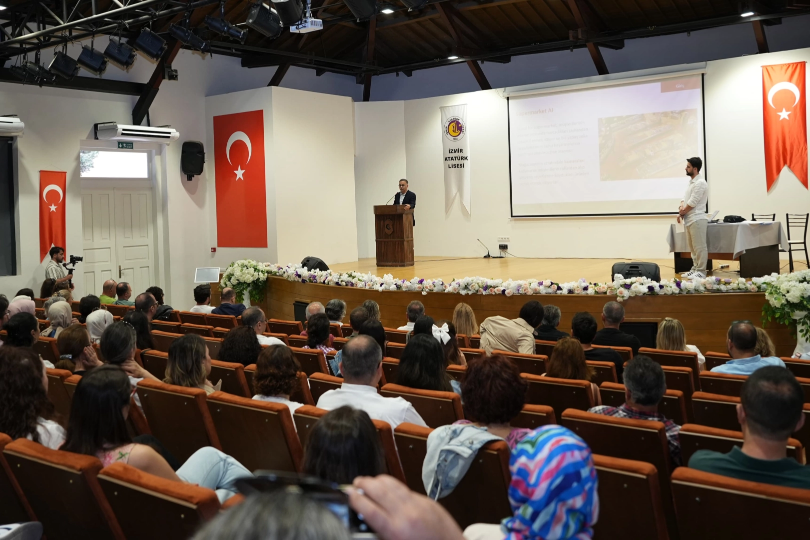 İzmir Atatürk Lisesi’nde düzenlenen “Yapay Zekânın Temelleri” eğitimi, öğretmenleri teknolojiyle