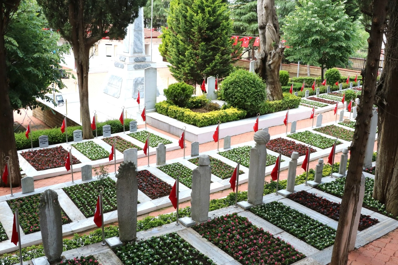 Kocaeli Büyükşehir Belediyesi, Kurban Bayramı öncesi il genelindeki mezarlıklarda bakım,