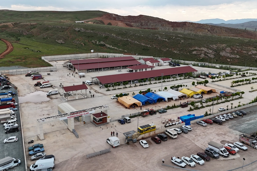 Sivas Belediyesi’nin Kovalı Mevkii’nde kurduğu modern Kurban Pazarı, alıcı ve