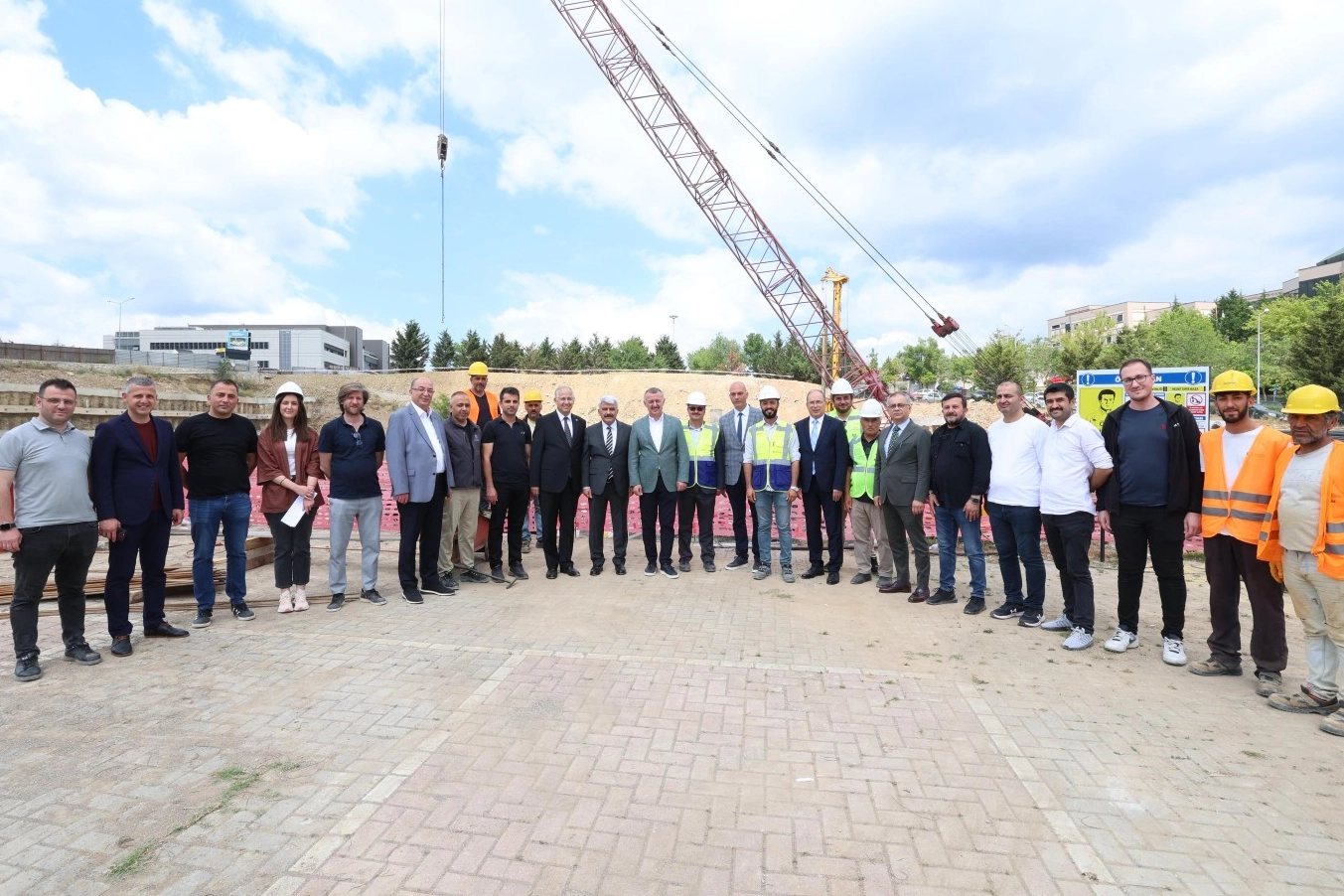 Kocaeli Büyükşehir Belediye Başkanı Doç.Dr.Tahir Büyükakın, Umuttepe Kampüsü’nde devam eden