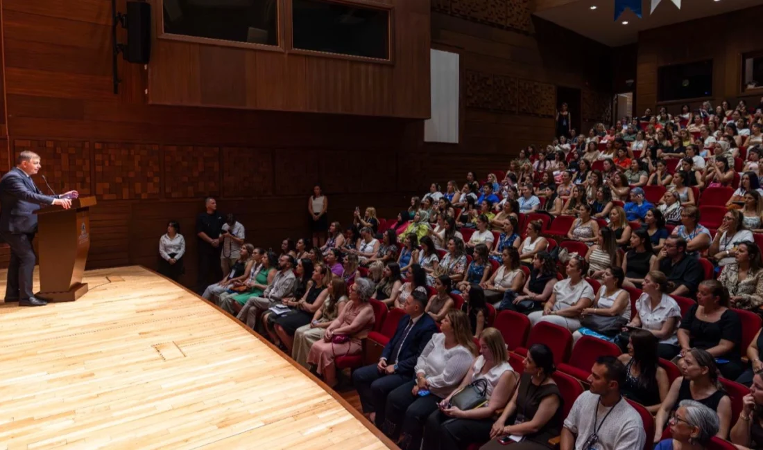 Yuvamız İzmir Çocuk Etkinlik Merkezleri Hizmet İçi Eğitim Semineri’nde konuşan