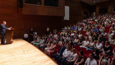 Yuvamız İzmir Çocuk Etkinlik Merkezleri Hizmet İçi Eğitim Semineri’nde konuşan