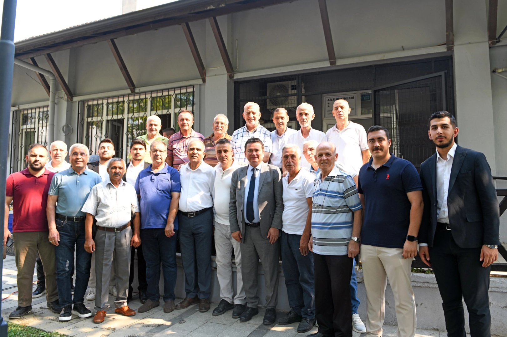 Bursa’da Osmangazi Belediye Başkanı Erkan Aydın, mahalle ziyaretleri kapsamında Zafer