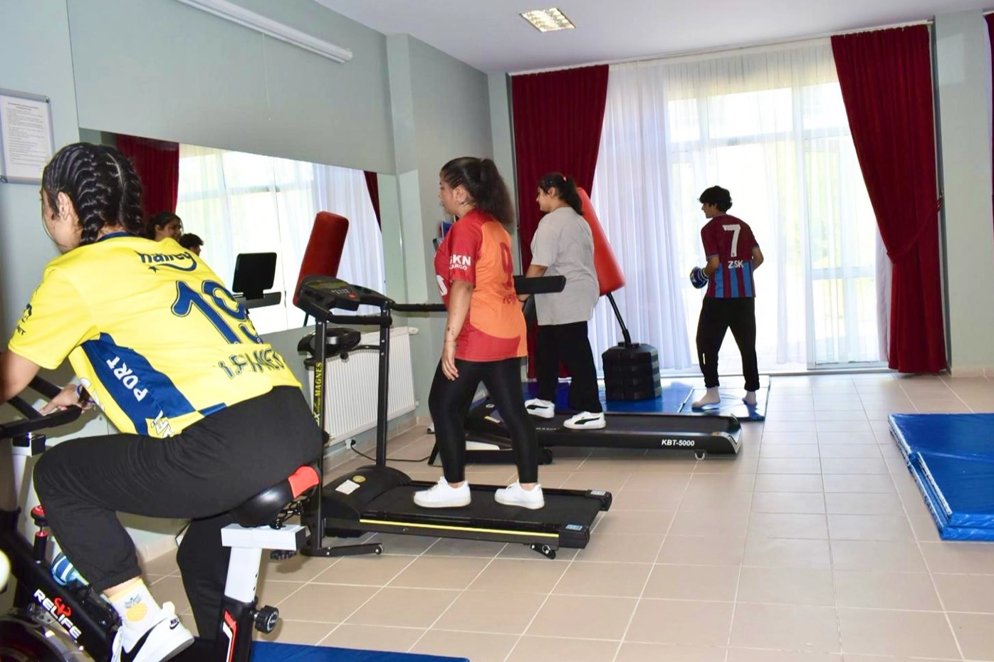Bursa’da Bala Hatun Çocuk Evleri Sitesi’nde spor salonu açılışı yapıldı.
