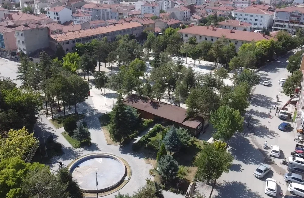 Eskişehir Büyükşehir Belediyesi, Çifteler ilçesindeki Cumhuriyet Meydanı’nı yenilemek için kapsamlı