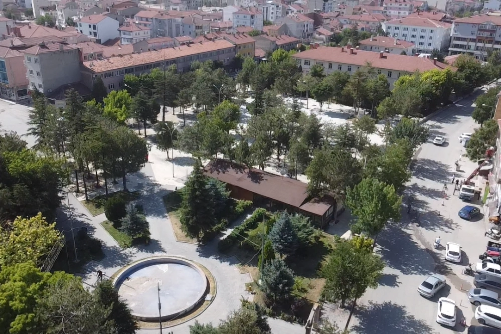 Eskişehir Büyükşehir Belediyesi, Çifteler ilçesindeki Cumhuriyet Meydanı’nı yenilemek için kapsamlı