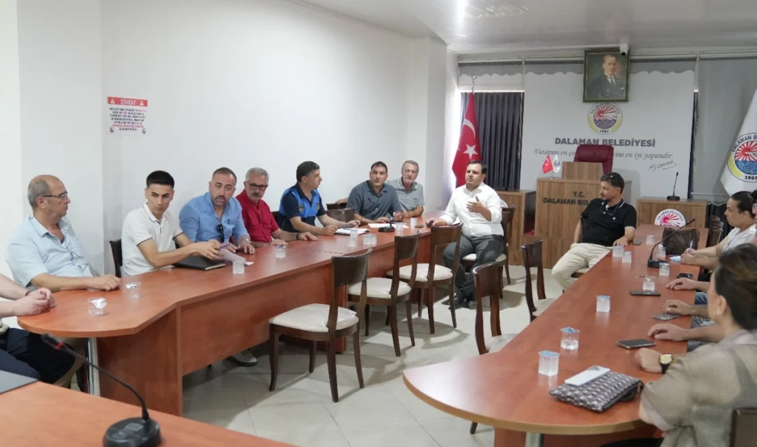 Muğla’da Dalaman Belediye Başkanı Sezer Durmuş, ilçede faaliyet gösteren esnaflarla