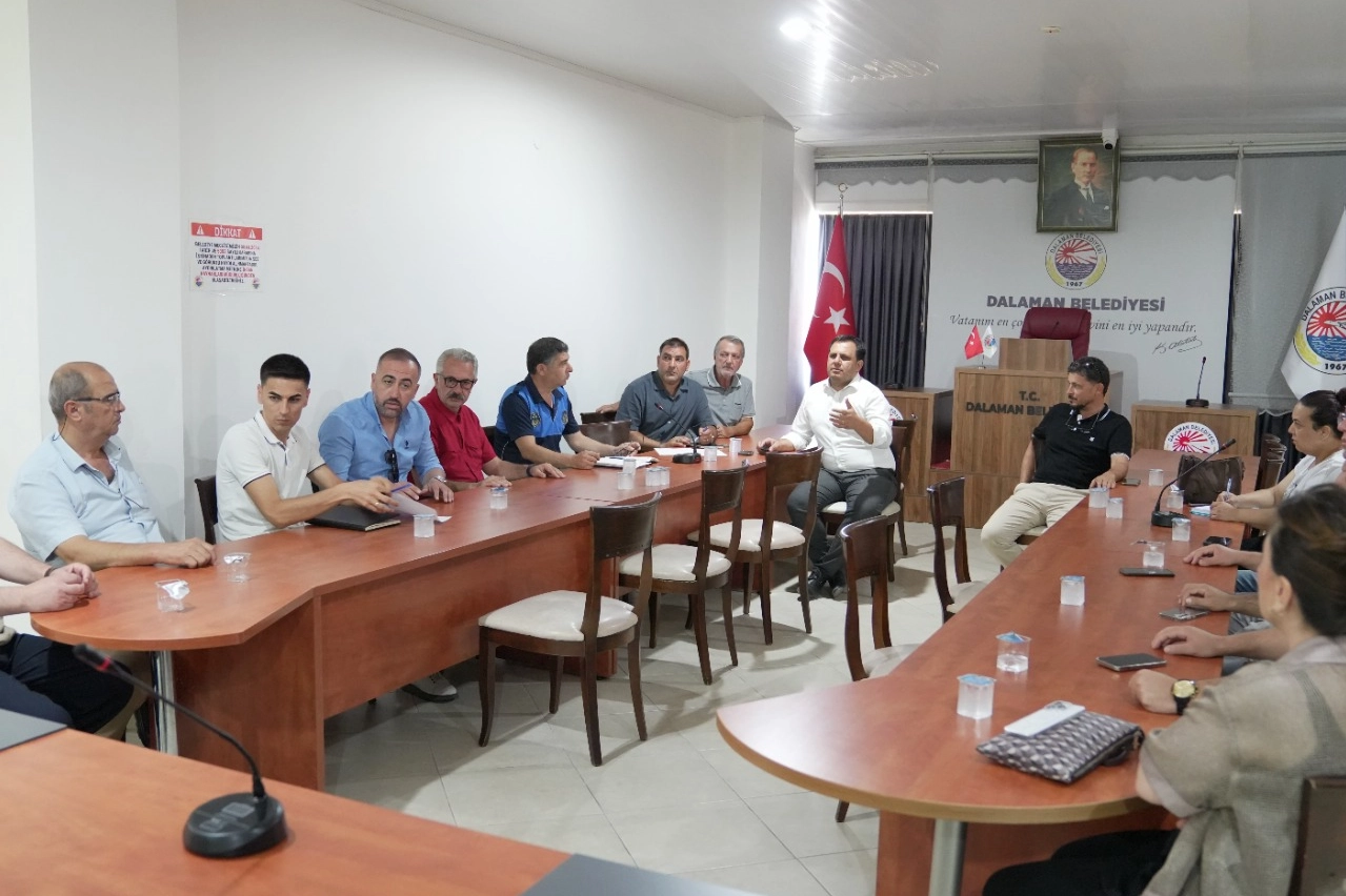 Muğla’da Dalaman Belediye Başkanı Sezer Durmuş, ilçede faaliyet gösteren esnaflarla