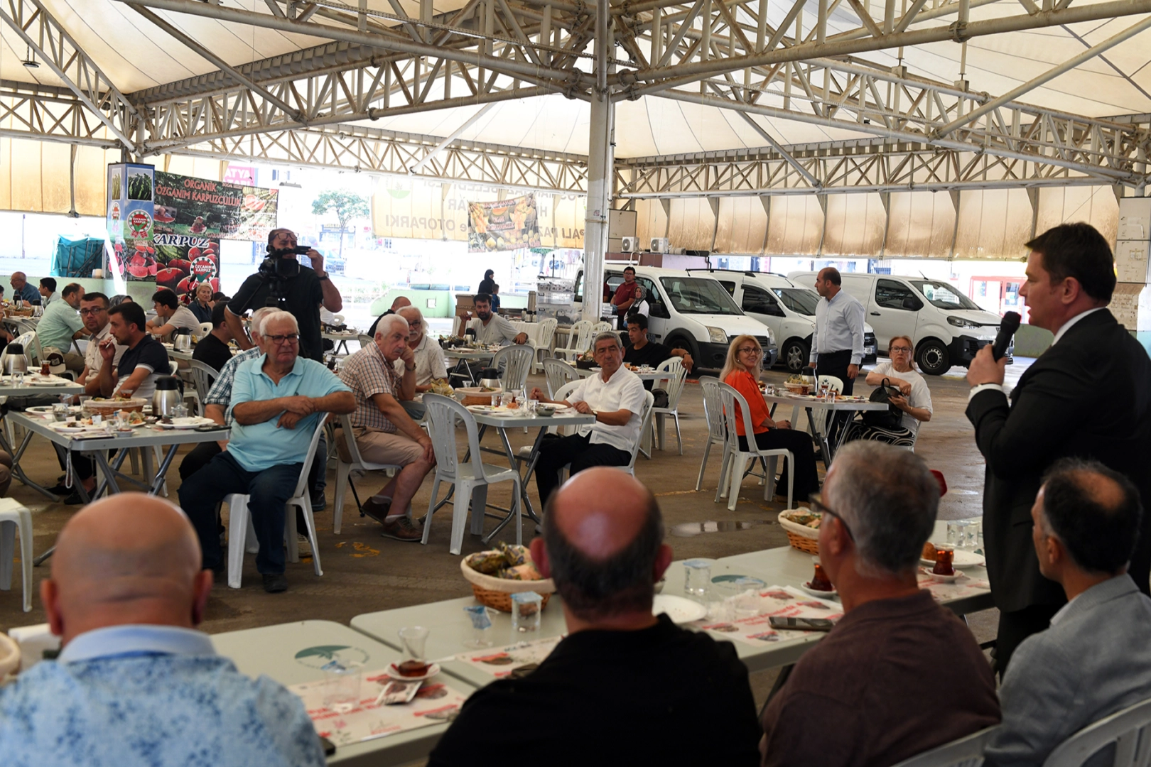 Bursa’da Osmangazi Belediye Başkanı Erkan Aydın, mahalle ziyaretleri kapsamında Dikkaldırım