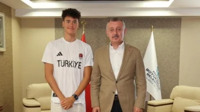 Kocaeli Büyükşehir Belediye Başkanı Doç.Dr.Tahir Büyükakın, Dünya Gençler Yüzme Şampiyonası’nı