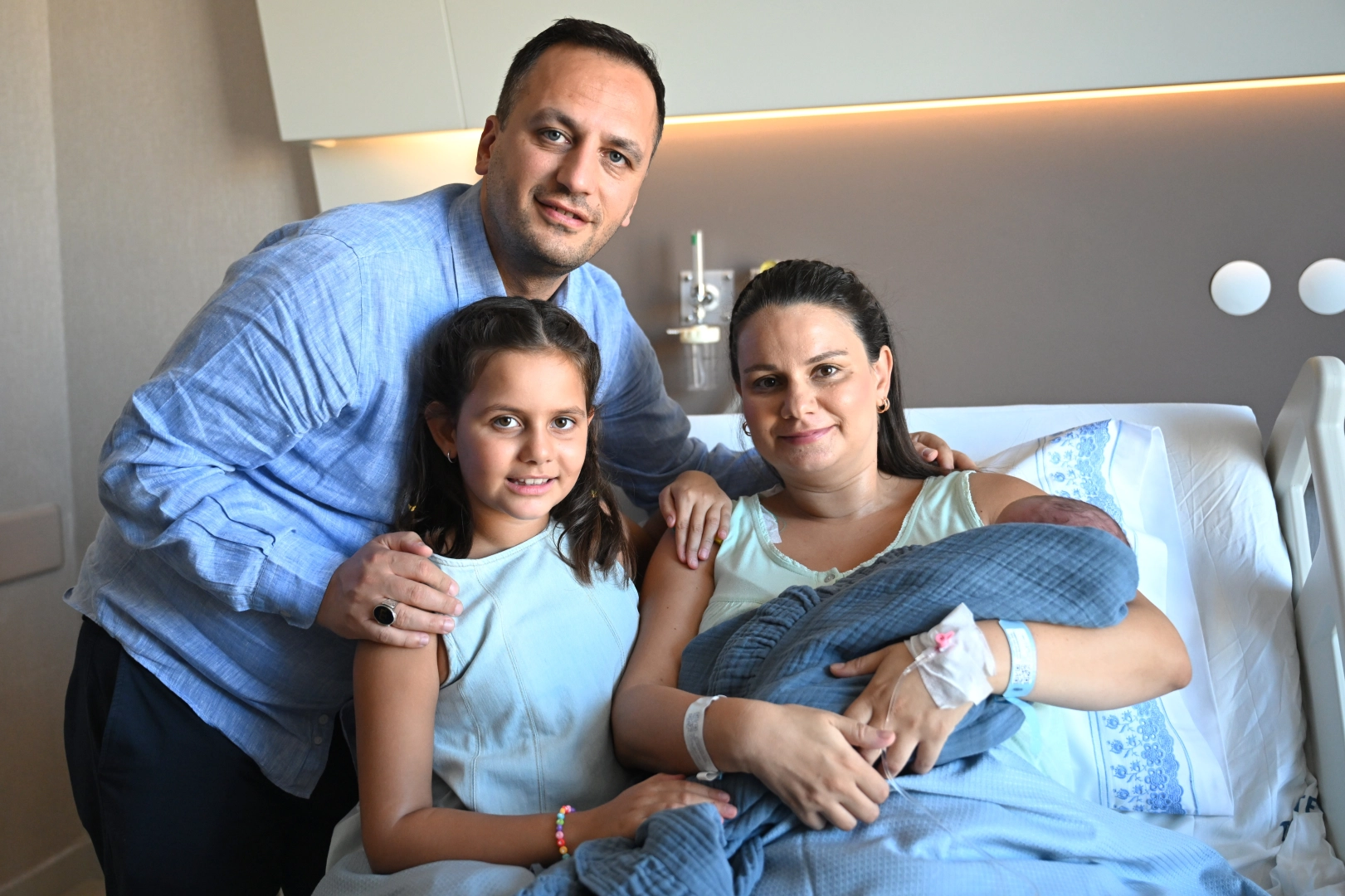 Bir kız çocuk sahibi olan Bornova Belediye Başkanı Ömer Eşki