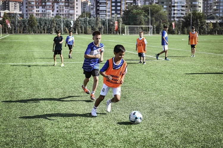 Ankara Büyükşehir Belediyesi’nin ücretsiz futbol yaz kursu, Başkent’in üç farklı