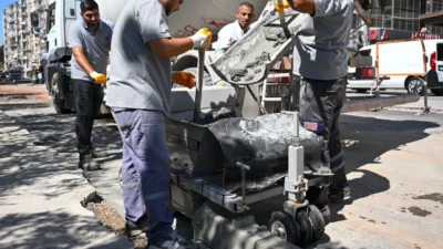 İzmir Bornova Belediyesi, Mustafa Kemal Caddesi’nde altyapı çalışmalarının ardından asfalt